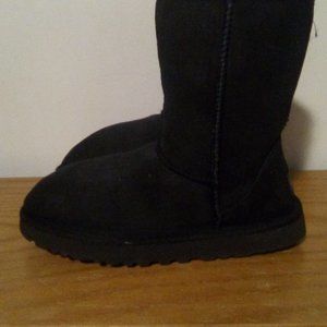 UGG CLASSIC SHORT BLACK BOOTS EUC SIZE 8